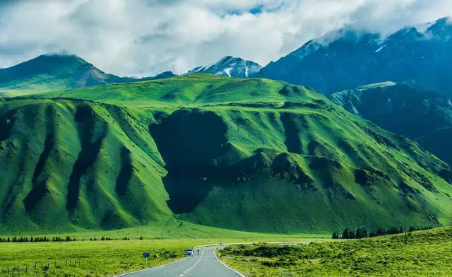 新疆的独库公路风景图