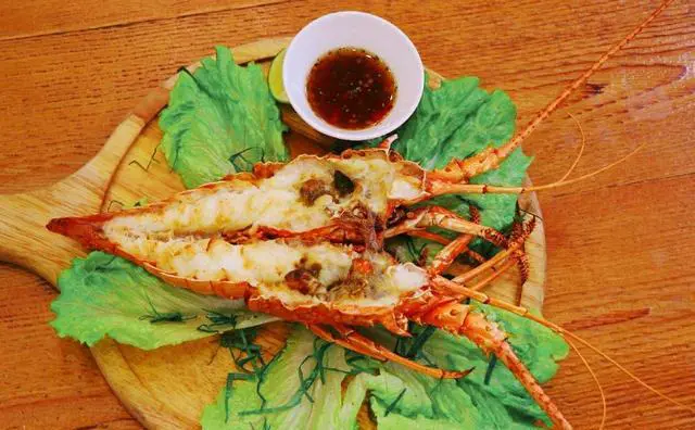 从武汉到三亚与到泰国的海岛旅游，哪个地方总费用低？