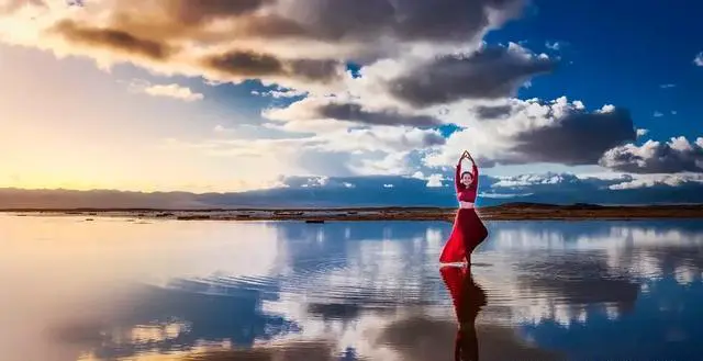 去茶卡盐湖旅游时刚好下雨，这是一种什么体验？