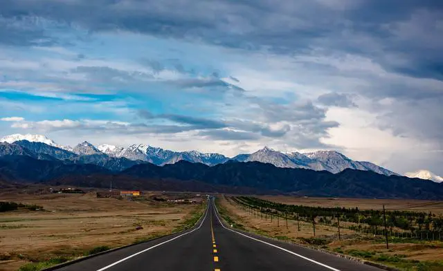 新疆的独库公路风景图
