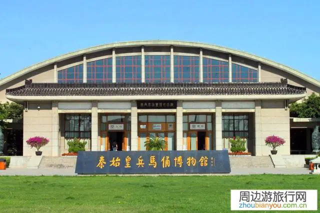 西安回应“向兵马俑坑内浇水”：存在多年，既防尘又保护, 你怎么看？