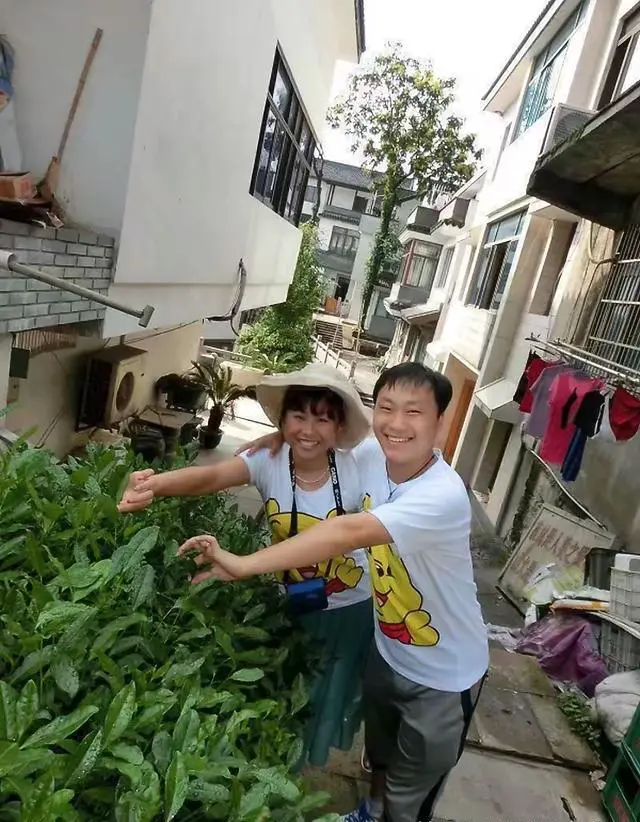 旅游区的商品都比别的地方贵,你买过哪些物品?有什么看法?