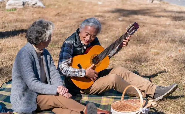 退休后老人自驾游有哪些优势和弊端，需要注意哪些问题？