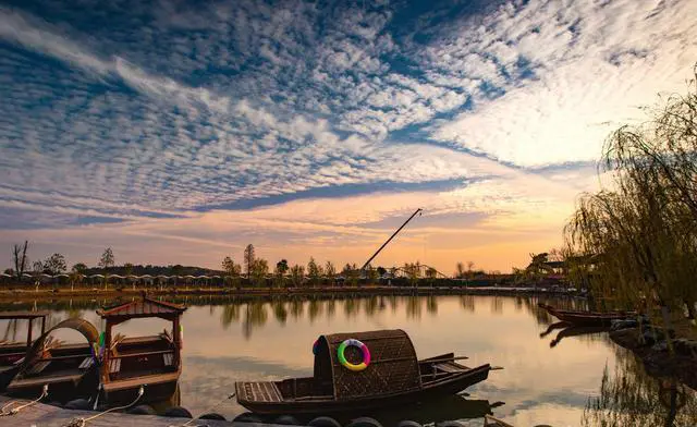 武汉木兰草原和木兰水镇哪个好玩？