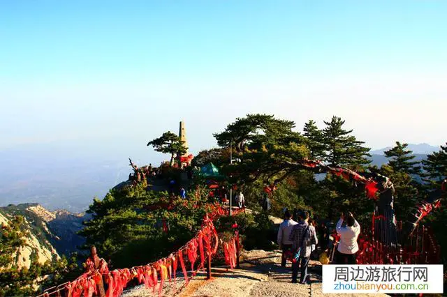 湖南女大学生在华山上自拍时坠崖身亡,家属称坠崖处护栏只有0.6米,景区称无责,对此你怎么看?