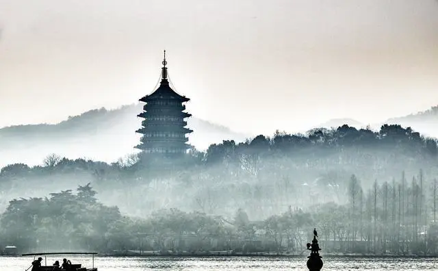 我和老伴退休金每月两万多，可以全国自驾游吗？