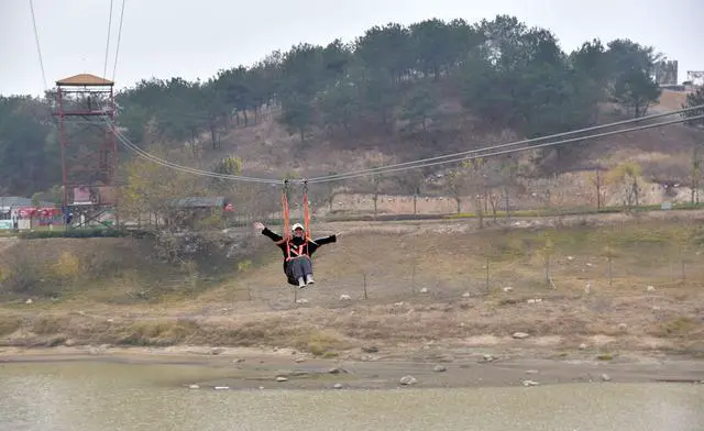 武汉木兰草原和木兰水镇哪个好玩？