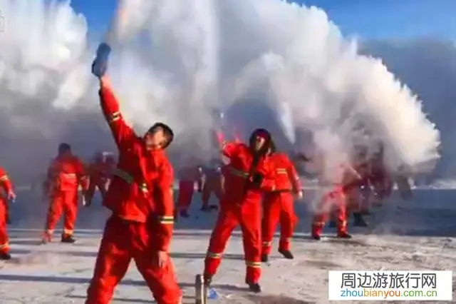 漠河千人泼水成冰，游客：比我们南方冷多了，爽, 你怎么看？