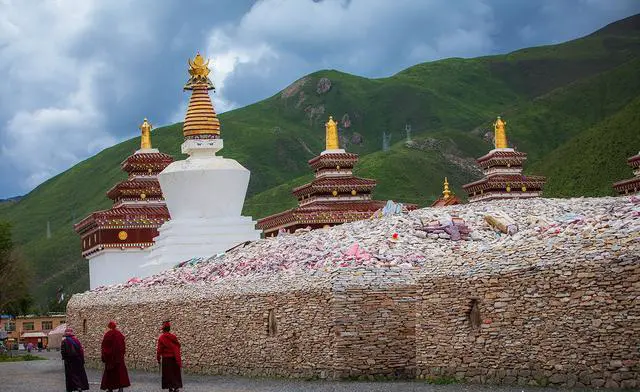 准备八月去青海旅游，需要准备什么东西？