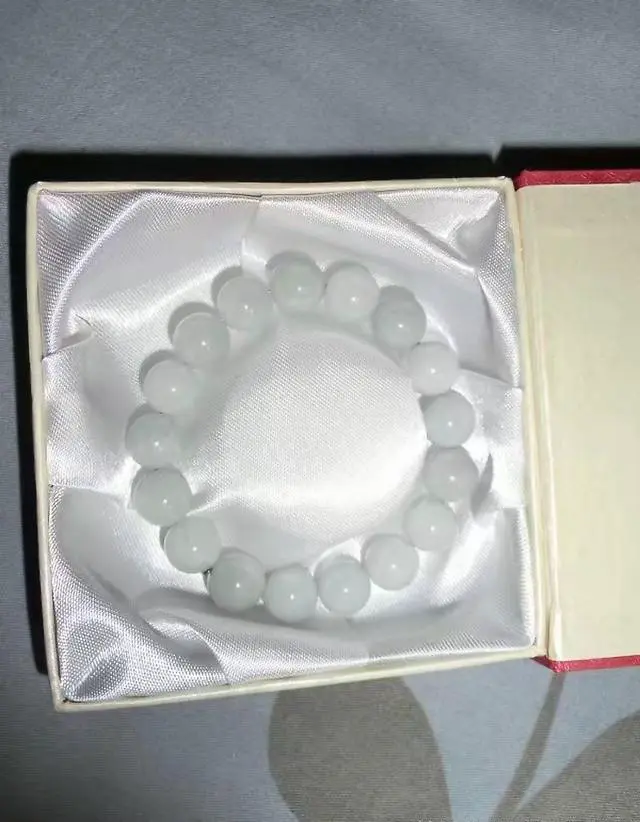 旅游区的商品都比别的地方贵,你买过哪些物品?有什么看法?