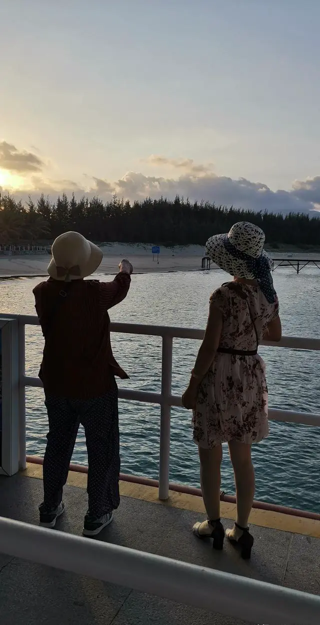 过年弟弟想带着他一家四口和岳父岳母以及小姑子一家三口来你所在的城市游玩，怎么办？