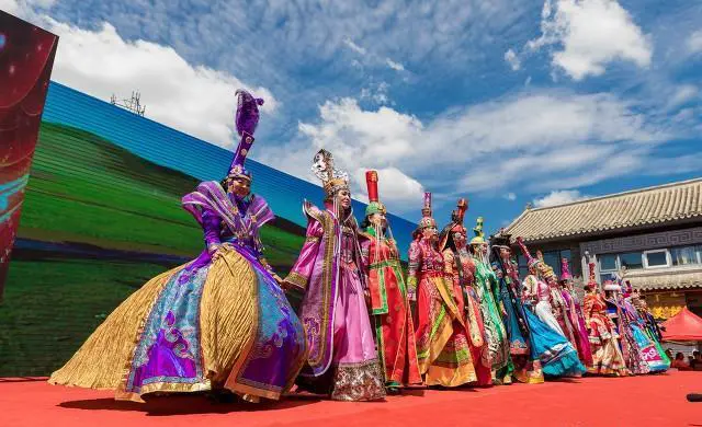 想带孩子去内蒙古看草原，从北京出发，去哪里看比较好？