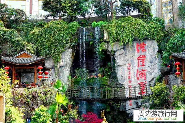 我打算与家人去重庆旅游，请问有什么好玩的景点吗？美食街在哪？