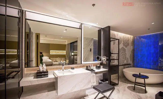 三月份带孩子到海南三亚，住哪个五星级酒店吃喝玩乐最好？