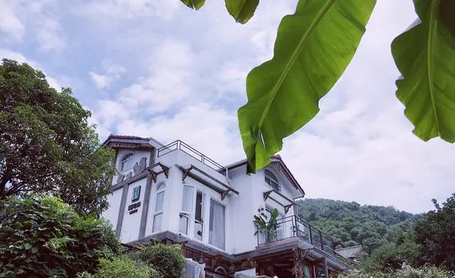 去杭州西湖旅游，附近有什么可以住宿的地方？