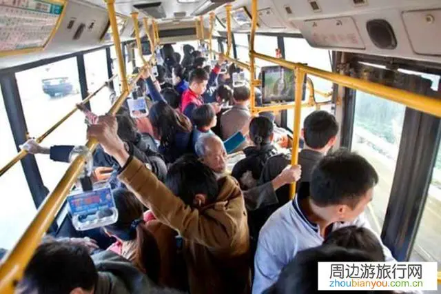 旅游坐大巴，一50+霸道老太太占了我们的座位，我据理力争要回了座位，我错了吗？