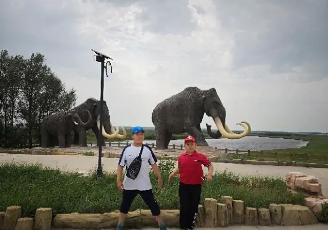 八月初去呼伦贝尔旅游，应该带些什么衣服？