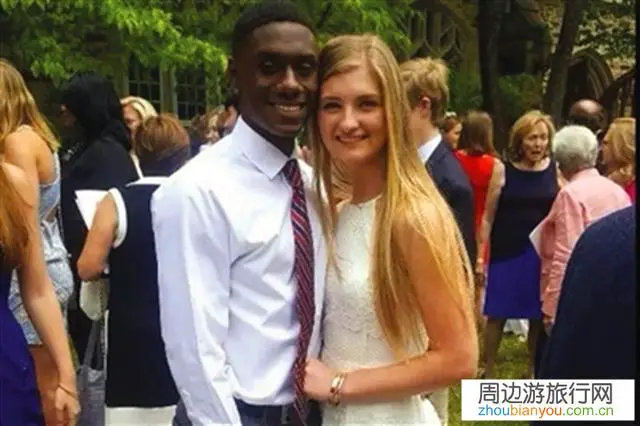 跟非洲男友旅游直播时被众人围观，很难为情！如何克服？