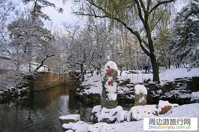 78岁大爷在承德避暑山庄冬泳，官方：其年票将被永久拉黑, 你怎么看？