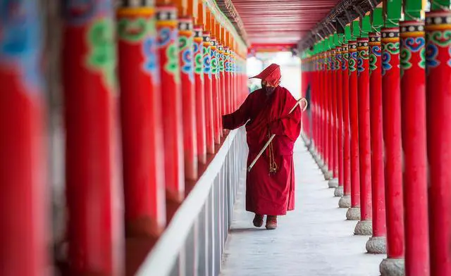 准备八月去青海旅游，需要准备什么东西？