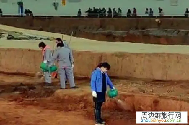 西安回应“向兵马俑坑内浇水”：存在多年，既防尘又保护, 你怎么看？