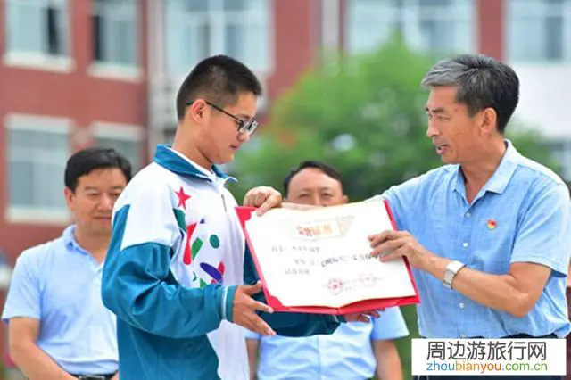 游客在景区捡到珍贵钱币，应该归景区所有，还是归游客所有？