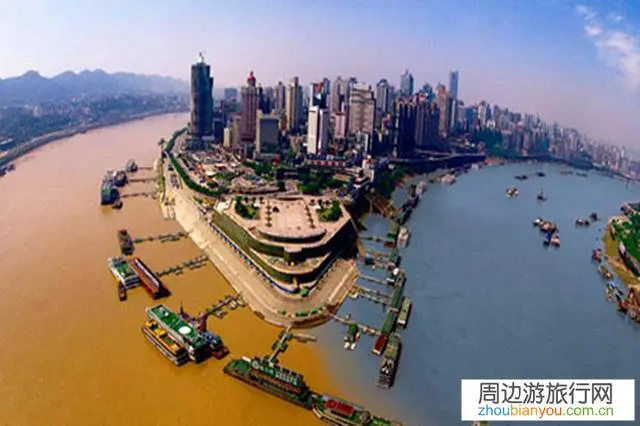 我打算与家人去重庆旅游，请问有什么好玩的景点吗？美食街在哪？