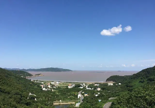 国庆出游，哪些地方值得我们自驾去，求一个人少的路线？