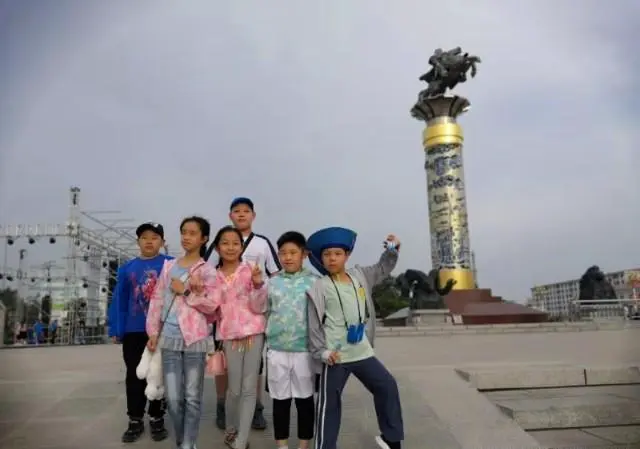 八月初去呼伦贝尔旅游，应该带些什么衣服？