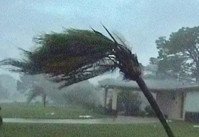 游客被飓风困在孤岛，五星级酒店只救住客，不肯让非顾客上船，你怎么看？