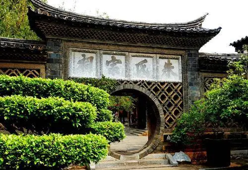 想去云南见建水旅游,那里有什么著名的景点?