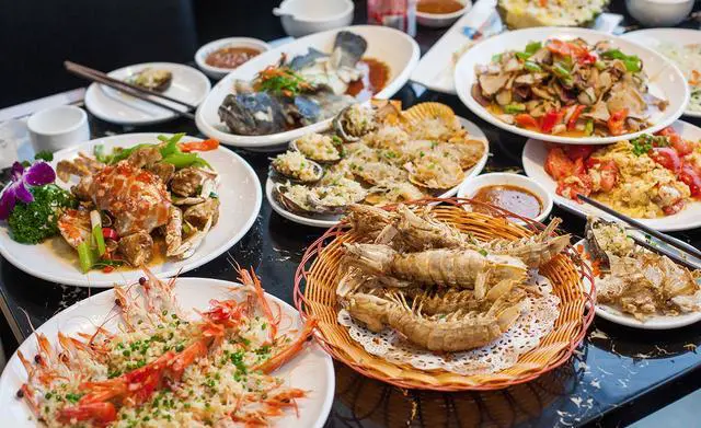 夏天准备去三亚旅游，哪个景点比较好玩？有比较好的海鲜店推荐吗？