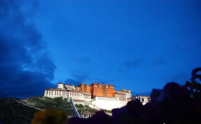 去景点不宜和什么一起拍照？