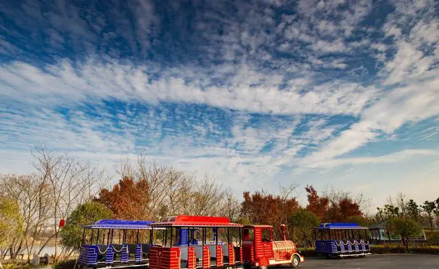 武汉木兰草原和木兰水镇哪个好玩？