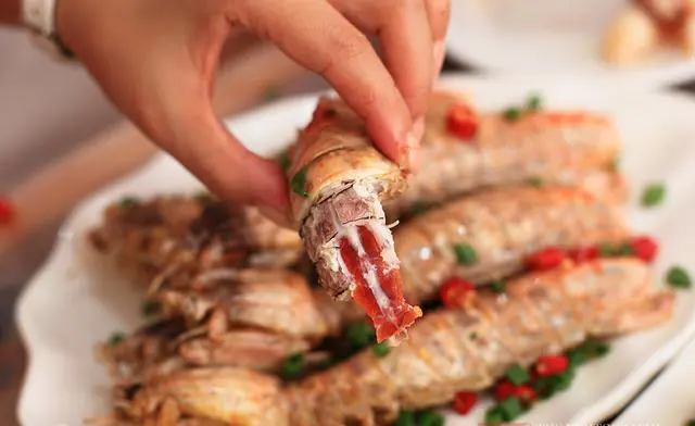 夏天准备去三亚旅游，哪个景点比较好玩？有比较好的海鲜店推荐吗？