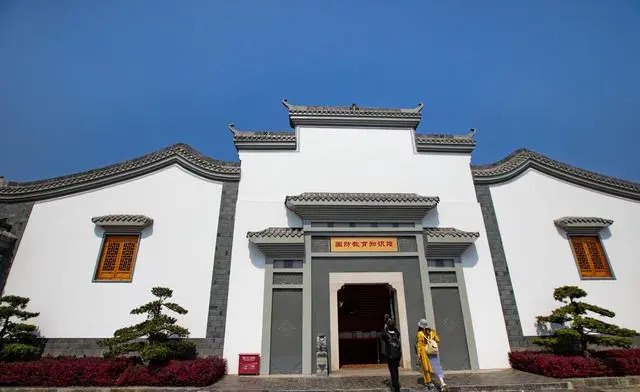 武汉木兰草原和木兰水镇哪个好玩？