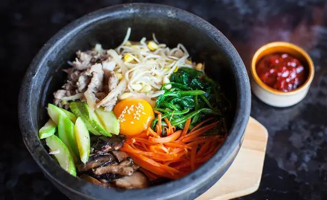 三月份带孩子到海南三亚，住哪个五星级酒店吃喝玩乐最好？