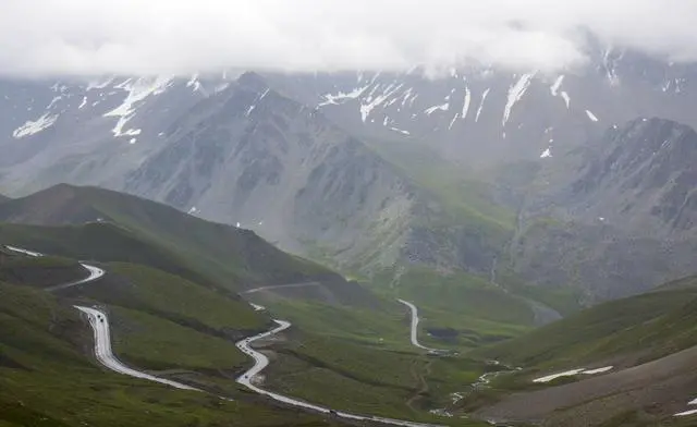 新疆的独库公路风景图