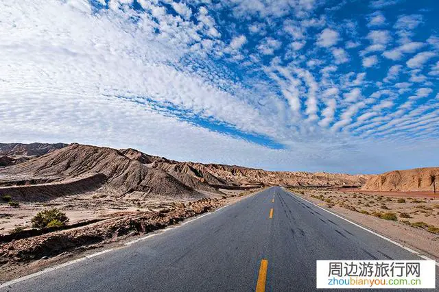 你们认为大西北和三亚哪里适合旅游？