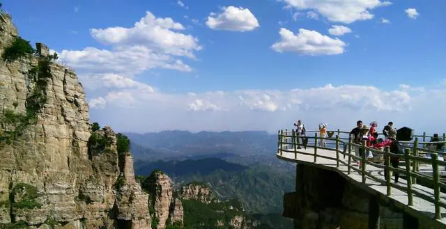 由于口罩人们出行减少，这个十一长假你会外出旅行吗？