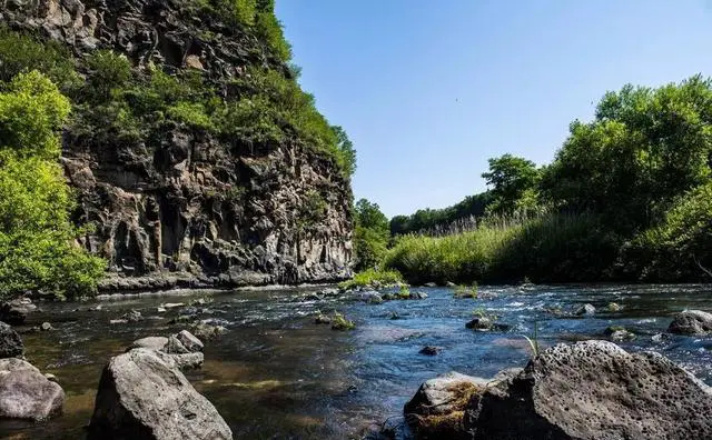 七月天气比较热，去哪里旅游更适合避暑，景色也赏心悦目？