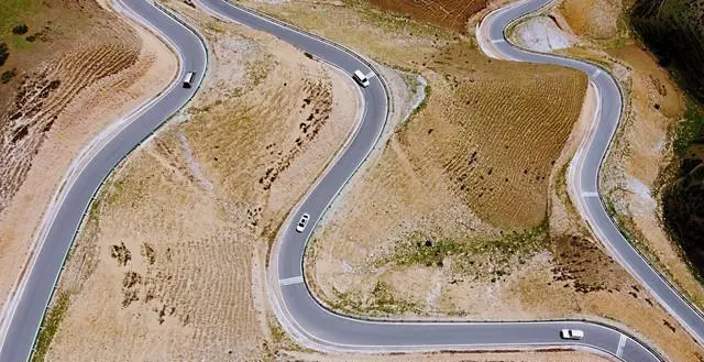 几个朋友旅游，出发了才知道有一个没钱的还不提前说，旅途中屡屡借钱，你们会怎么做？