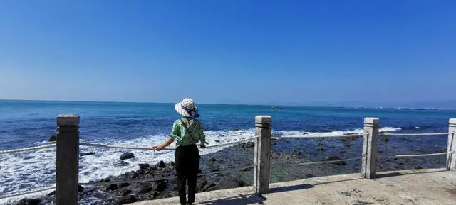 旅游途中，我和女友闹了矛盾，她要中止行程，和我分手，我该怎么做？