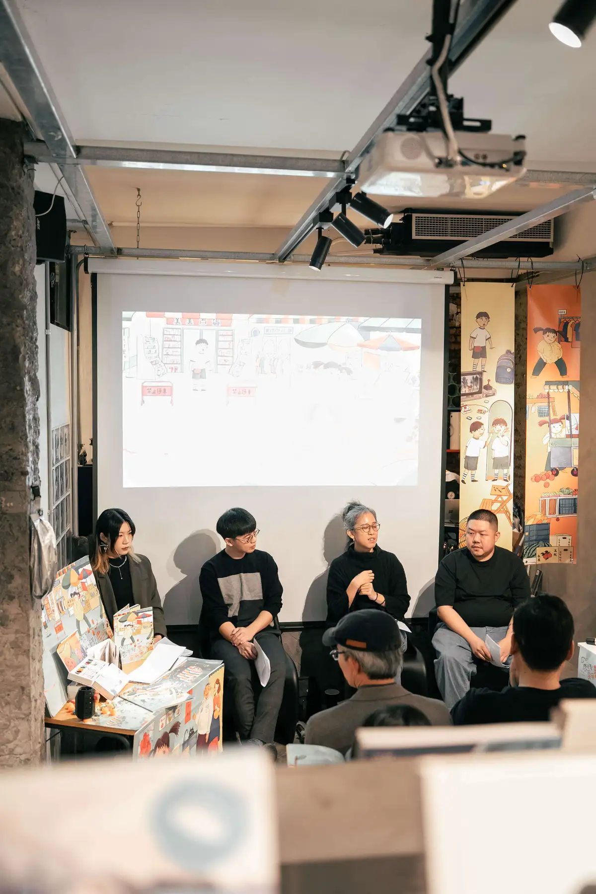 左圖：繪者楊雅儒 右圖：繪本統籌黃以臻、畸零地工作室主理人徐孟榆、繪者楊雅儒、市民書店主理人徐書磊（由左至右）