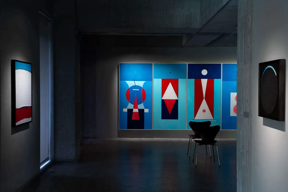 霍剛以圓、方、三角與短線為引，將陰陽調和及宇宙虛空融入神秘意象。